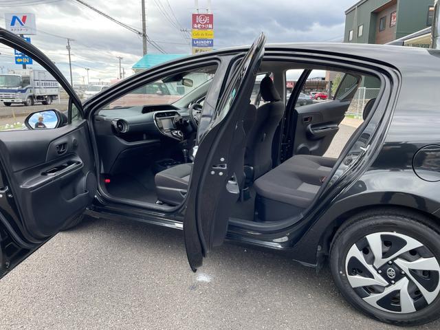 アクア Sスタイルブラック 地デジナビ!バックカメラ!Bluetooth&フロントAUX接続!CD再生!前後コーナーセンサー!衝突軽減ブレーキ!レーンキープ!スマキー2個有り!禁煙車!外装内装の状態の良さに自信あり♪1年保証付!(58枚目)