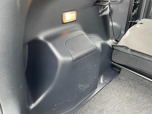 アクア Sスタイルブラック 地デジナビ!バックカメラ!Bluetooth&フロントAUX接続!CD再生!前後コーナーセンサー!衝突軽減ブレーキ!レーンキープ!スマキー2個有り!禁煙車!外装内装の状態の良さに自信あり♪1年保証付!(62枚目)