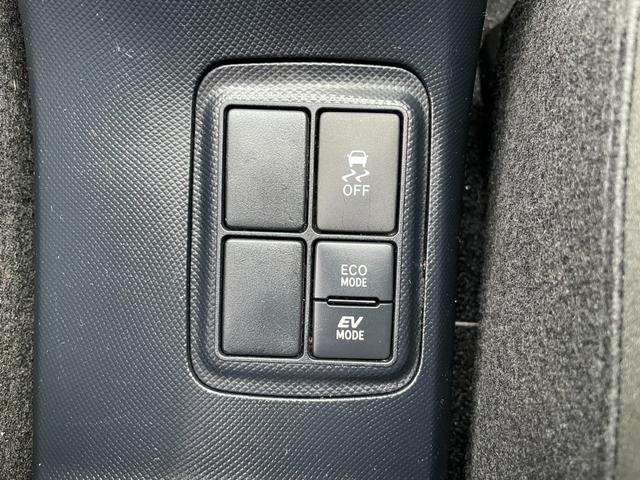 アクア Sスタイルブラック 地デジナビ!バックカメラ!Bluetooth&フロントAUX接続!CD再生!前後コーナーセンサー!衝突軽減ブレーキ!レーンキープ!スマキー2個有り!禁煙車!外装内装の状態の良さに自信あり♪1年保証付!(68枚目)