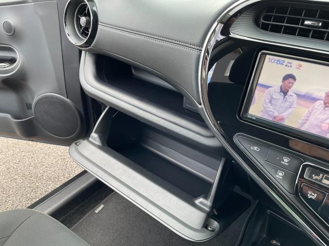 アクア Sスタイルブラック 地デジナビ!バックカメラ!Bluetooth&フロントAUX接続!CD再生!前後コーナーセンサー!衝突軽減ブレーキ!レーンキープ!スマキー2個有り!禁煙車!外装内装の状態の良さに自信あり♪1年保証付!(74枚目)