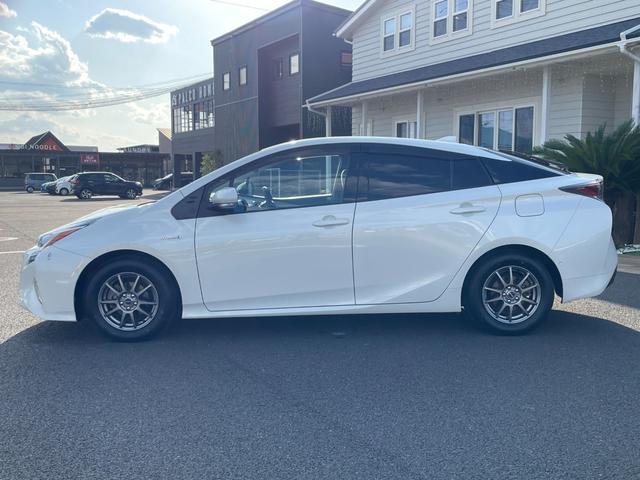 プリウス Ａ　９型フルセグナビ！Ｂｌｕｅｔｏｏｔｈ接続！バックカメラ！レーダークルコン！前後角センサ！パークアシスト！レインミラー！新品夏タイヤ交換済み！禁煙車！１年保証付き！ＡＩＳ鑑定書！（23枚目）