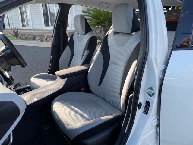 プリウス Ａ　９型フルセグナビ！Ｂｌｕｅｔｏｏｔｈ接続！バックカメラ！レーダークルコン！前後角センサ！パークアシスト！レインミラー！新品夏タイヤ交換済み！禁煙車！１年保証付き！ＡＩＳ鑑定書！（55枚目）