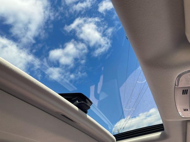 ツインムーンルーフ☆　天井に２つの天窓付き♪　ドライブ中にも空を眺めることができて開放的です！　　　　　　　　【無料電話】００７８−６０４２−９９１１　【ＬＩＮＥ　ＩＤ】０７０２０３３７０８９で検索♪