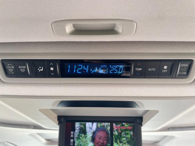 Ｗ＆デュアルオートエアコン☆　前席だけでなく、後席用のスイッチもあり、お車全体を快適空間にできます♪　　　　　【無料電話】００７８−６０４２−９９１１　【ＬＩＮＥ　ＩＤ】０７０２０３３７０８９で検索♪