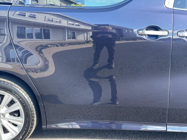 右後席付近アップ☆　年式相の小さなキズや凹みはありますが全体的にかなりキレイ！　　　　　じっくりご覧下さい♪　【無料電話】００７８−６０４２−９９１１　【ＬＩＮＥ　ＩＤ】０７０２０３３７０８９で検索♪