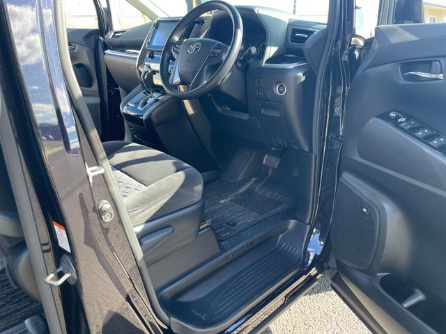 運転席の状態☆　禁煙車！　シートシミや臭いも無く状態の良さに自信あり♪　　　　　　　　　じっくりご覧下さい♪　【無料電話】００７８−６０４２−９９１１　【ＬＩＮＥ　ＩＤ】０７０２０３３７０８９で検索♪