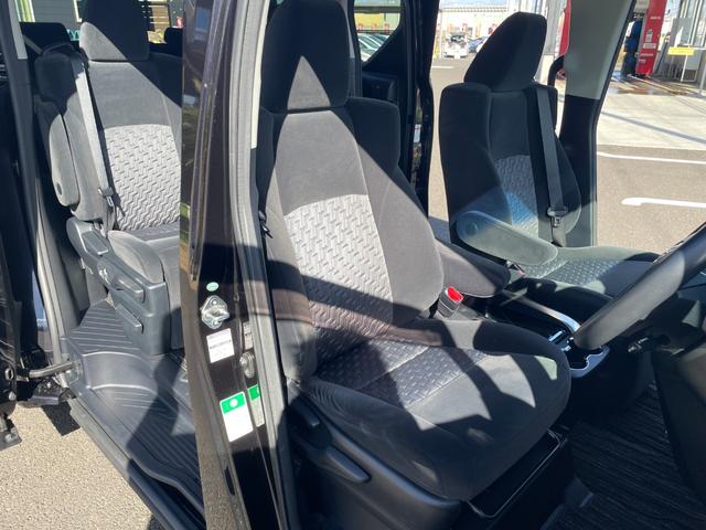 運転席シートの状態☆　禁煙車！　シートシミや臭いも無く状態の良さに自信あり♪　　　　　　じっくりご覧下さい♪　【無料電話】００７８−６０４２−９９１１　【ＬＩＮＥ　ＩＤ】０７０２０３３７０８９で検索♪