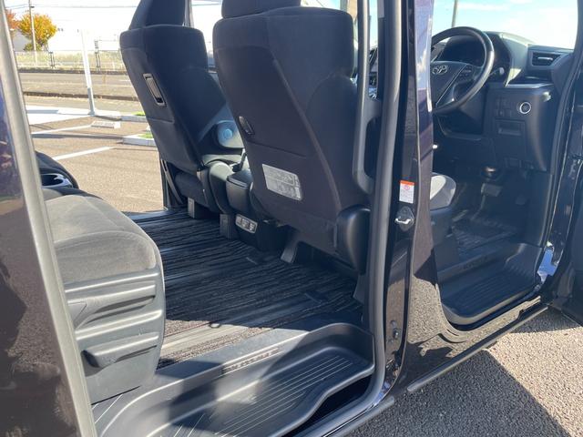 右後席の状態☆　禁煙車！　シートシミや臭いも無く状態の良さに自信あり♪　　　　　　　　　じっくりご覧下さい♪　【無料電話】００７８−６０４２−９９１１　【ＬＩＮＥ　ＩＤ】０７０２０３３７０８９で検索♪