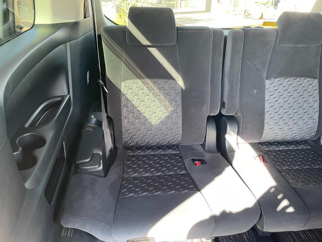 右３列目シートの状態☆　禁煙車！　シートシミや臭いも無く状態の良さに自信あり♪　　　　　じっくりご覧下さい♪　【無料電話】００７８−６０４２−９９１１　【ＬＩＮＥ　ＩＤ】０７０２０３３７０８９で検索♪