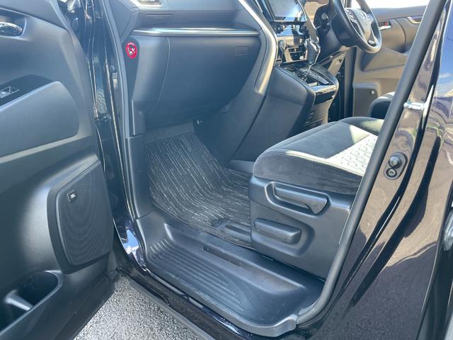 助手席の状態☆　禁煙車！　シートシミや臭いも無く状態の良さに自信あり♪　　　　　　　　　じっくりご覧下さい♪　【無料電話】００７８−６０４２−９９１１　【ＬＩＮＥ　ＩＤ】０７０２０３３７０８９で検索♪