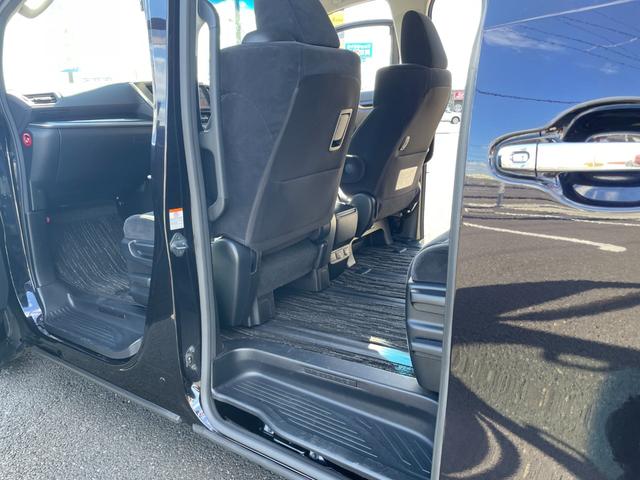 左後席の状態☆　禁煙車！　シートシミや臭いも無く状態の良さに自信あり♪　　　　　　　　　じっくりご覧下さい♪　【無料電話】００７８−６０４２−９９１１　【ＬＩＮＥ　ＩＤ】０７０２０３３７０８９で検索♪