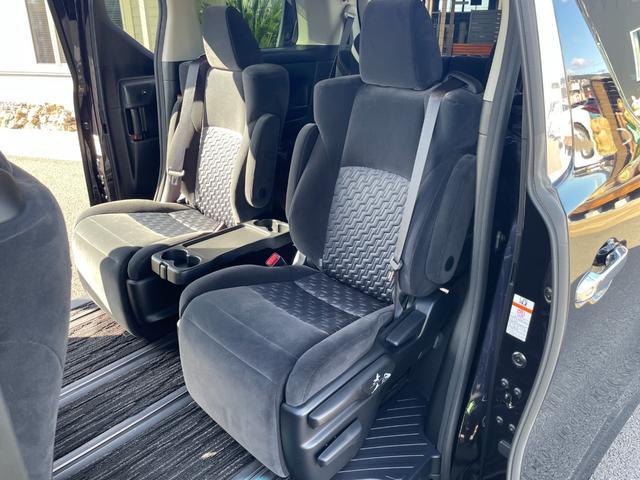 左後席シートの状態☆　禁煙車！　シートシミや臭いも無く状態の良さに自信あり♪　　　　　　じっくりご覧下さい♪　【無料電話】００７８−６０４２−９９１１　【ＬＩＮＥ　ＩＤ】０７０２０３３７０８９で検索♪