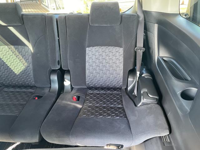 左３列目シートの状態☆　禁煙車！　シートシミや臭いも無く状態の良さに自信あり♪　　　　　じっくりご覧下さい♪　【無料電話】００７８−６０４２−９９１１　【ＬＩＮＥ　ＩＤ】０７０２０３３７０８９で検索♪