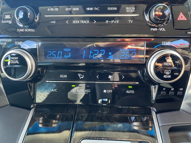 Ｗ＆デュアルオートエアコン☆　前席だけでなく、後席用のスイッチもあり、お車全体を快適空間にできます♪　　　　　【無料電話】００７８−６０４２−９９１１　【ＬＩＮＥ　ＩＤ】０７０２０３３７０８９で検索♪