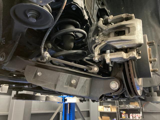 足廻り周辺アップ☆　しっかりメンテナンスして頂いていたようでサビが少なくキレイな状態！　じっくりご覧下さい♪　【無料電話】００７８−６０４２−９９１１　【ＬＩＮＥ　ＩＤ】０７０２０３３７０８９で検索♪