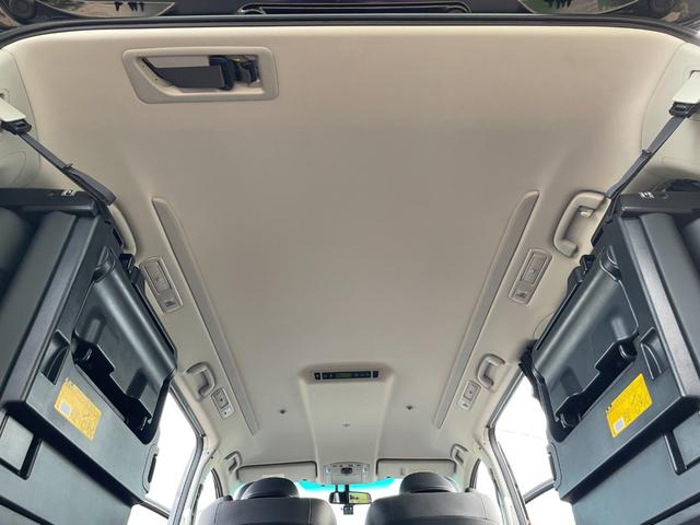 天井の状態☆　禁煙車！　キズ・シミが無く、キレイな状態です！　　　じっくりご覧下さい！　お気軽にお問合せを♪　【無料電話】００７８−６０４２−９９１１　【ＬＩＮＥ　ＩＤ】０７０２０３３７０８９で検索♪