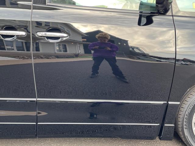 運転席付近アップ☆　大きなキズ・凹み・サビが少なく年式相応のダメージしかありません！　状態に自信ありッ！　　　【無料電話】００７８−６０４２−９９１１　【ＬＩＮＥ　ＩＤ】０７０２０３３７０８９で検索♪