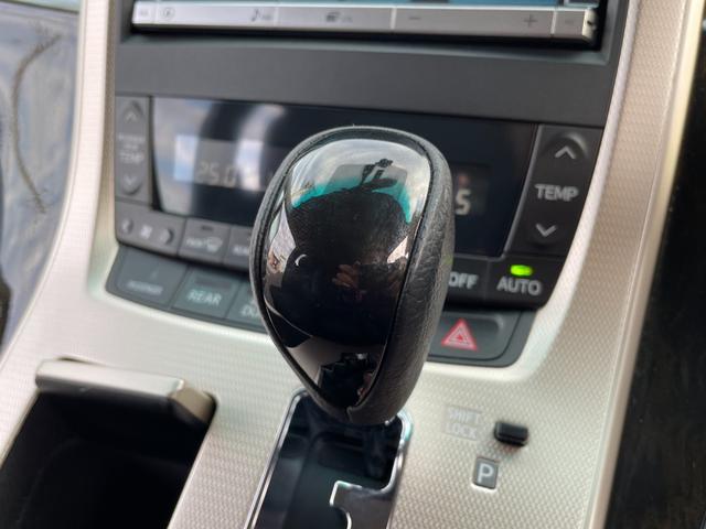 シフトノブの状態☆　べたつきやスレが無く、非常に清潔な状態です♪　　　　　　　　　まずはお気軽にお問合せを♪　【無料電話】００７８−６０４２−９９１１　【ＬＩＮＥ　ＩＤ】０７０２０３３７０８９で検索♪