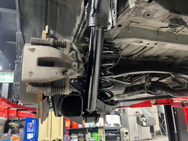 足廻り周辺アップ☆　しっかりメンテナンスして頂いていたようでサビが少なくキレイな状態！　じっくりご覧下さい♪　【無料電話】００７８−６０４２−９９１１　【ＬＩＮＥ　ＩＤ】０７０２０３３７０８９で検索♪