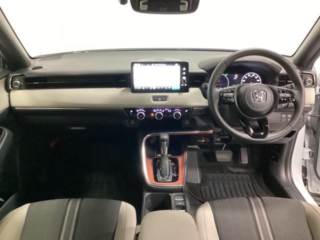 ヴェゼル ｅ：ＨＥＶＰＬａＹ　光触媒抗菌消臭施工済　衝突被害軽減ブレーキ　カーテンエアバッグ　盗難防止装置　アイドルストップ　Ｐセンサー　ＡＢＳ　ＥＳＣ　フルオートエアコン　リアカメラ　シートヒータ　エアバッグ　Ａライト　ＥＴＣ（5枚目）