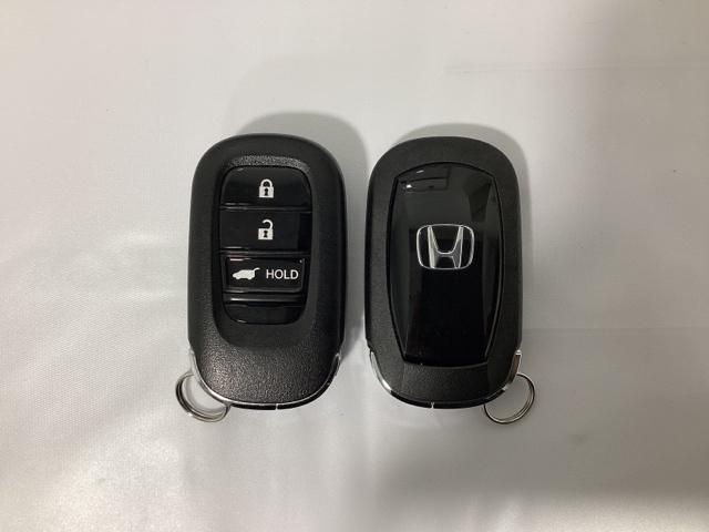 ヴェゼル ｅ：ＨＥＶＰＬａＹ　光触媒抗菌消臭施工済　衝突被害軽減ブレーキ　カーテンエアバッグ　盗難防止装置　アイドルストップ　Ｐセンサー　ＡＢＳ　ＥＳＣ　フルオートエアコン　リアカメラ　シートヒータ　エアバッグ　Ａライト　ＥＴＣ（17枚目）