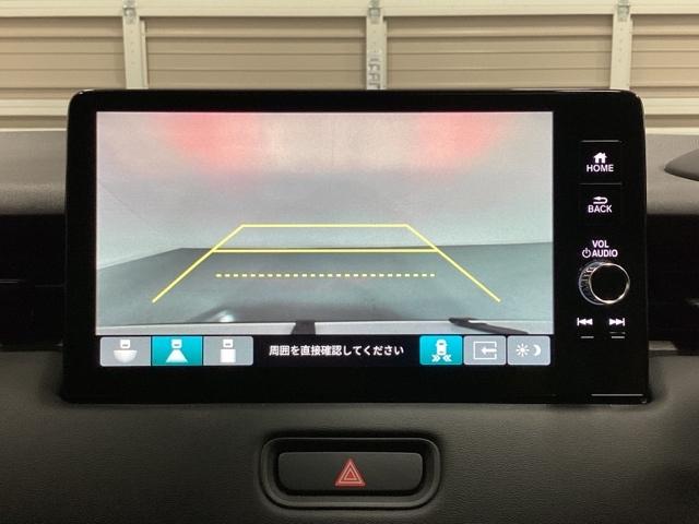 バックでの車庫入れも安心です！　リアカメラが付いているバックモニター付のナビディスプレーを装備しております。操作線もついており距離感も画面から確認できます。