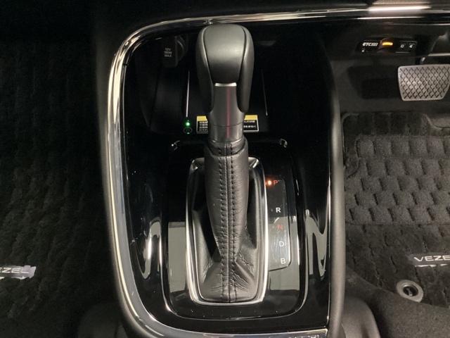 ＣＶＴ車のセレクトレバーです。低速から高速まで、変速ショックのないスムーズな走りと、エンジン効率のよい領域を維持して燃費にも貢献します。サイドブレーキはスイッチ操作の電子制御パーキングブレーキです。