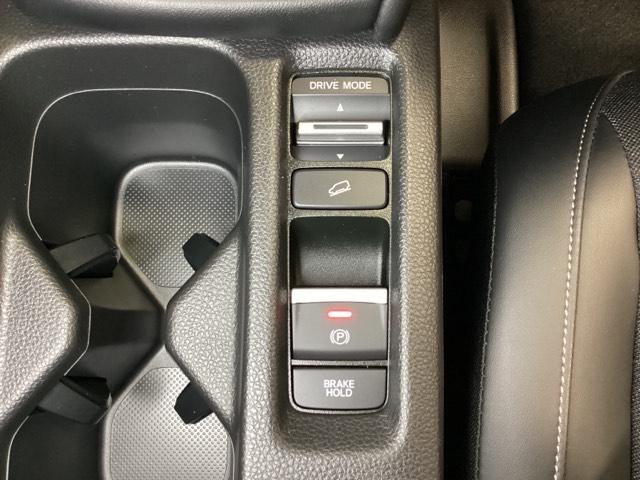 セレクターノブの下に、３つの異なる加速感を楽しめるドライブモードスイッチがついています。一般道、スポーツ走行、エコ走行など、シーンに合わせて最適な加速感を楽しめるドライブモードスイッチです。