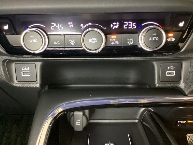 エアコン操作パネルの下に、スマートフォンなどの充電可能なＵＳＢ端子と、音源などの外部入力の可能なＵＳＢ端子がついています。移動中に充電もできるので便利です。