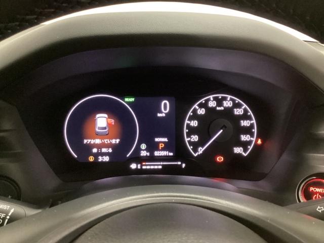 ハイブリット車専用のメーターです。右側の大型スピードメーターに加え、ステアリングスイッチを使って左のマルチインフォメーション・ディスプレイで燃費や動力伝達などの情報が見れるようになっています。