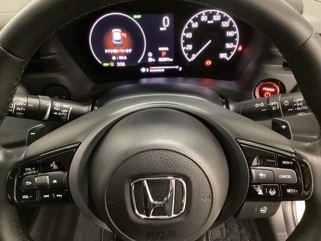 ステアリングホイール・後ろの減速セレクターは、左右に取り付けられた２つのパドルスイッチで減速の強さを調整。左側の「−」を操作すると減速を強く、右側の「＋」を操作すると減速を弱くすることができます。