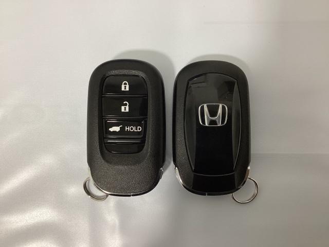 スマートキーを装備しています。鍵を差し込むことなくドアロックの開け閉めと、スタートボタン操作でのエンジンスタートができます。ボタン操作でトランクが開けられる電動テールゲートのボタンもついています。