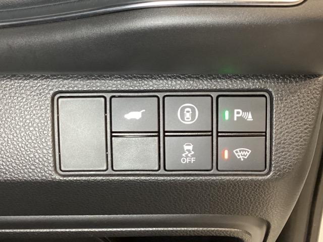 Ｈｏｎｄａセンシング用のＶＳＡ（ＡＢＳ＋ＴＣＳ＋横滑り抑制）解除スイッチなどはハンドルの右側に装備しています。