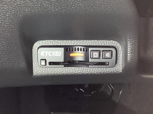 ハンドルの左下にＥＴＣ２．０がついています。高速道路の料金所の通過も楽々です！。　カードの取り出しもしやすい場所についています。