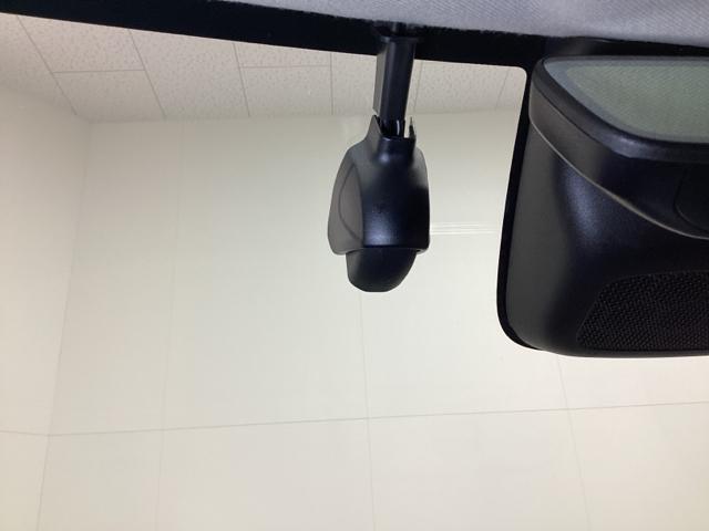 ドライブレコーダーが前方の監視をしてくれます。衝突や急ブレーキなどを感知した場合に、記録された動画が万が一の際に直前の状況を把握する手助けとなります。