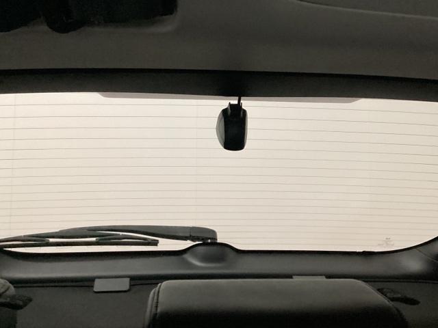 後方にもドライブレコーダーのカメラが付いています。前後両方でお車の周りを監視・記録いたします。