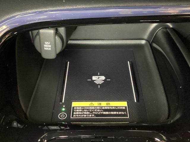 センターコンソールにはワイヤレス充電器を装備してます。Ｑｉ（チー）規格対応のスマートフォンなどを置くだけでワイヤレスで充電可能です。