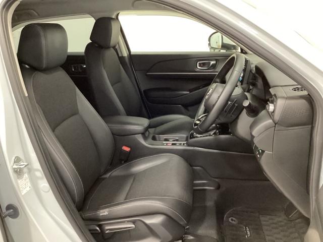 広い足元にゆったり座れるシートには肘掛けも装備しており長距離の運転でも疲れにくくなってます。女性でも運転がしやすいように、シートの高さ調整機能（シートリフター）がついています。