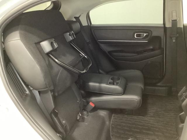 リアシートは座面も厚みがあり背もたれも高く、ゆったりくつろいでお乗りいただけるシートです。座面を跳ね上げて収納スペースを広くすることも可能です。