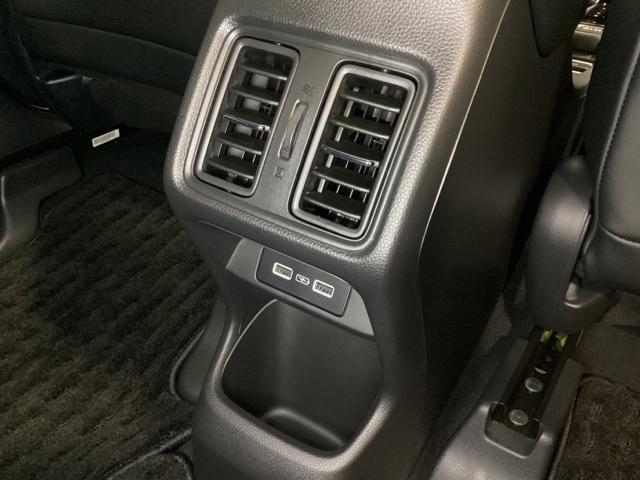 リアシートには足元からの送風だけでなく、上部にもダクトがついていますので冷房・暖房とも快適に過ごせます。その下には充電可能なＵＳＢ端子が２個ついています。移動中に充電もできるので便利です。