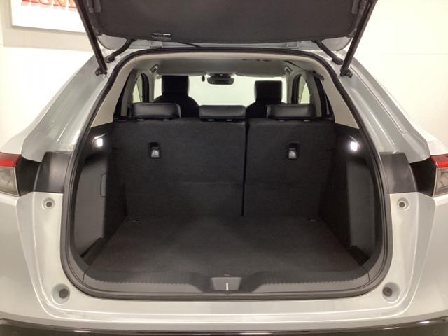 ラゲッジも広く使いやすいトランクは、開口部も広く荷物の積み下ろしもしやすいお車となっております。リアシートの背もたれは６：４の割合で分割して可倒できるので、長いお荷物などを載せることもできます。