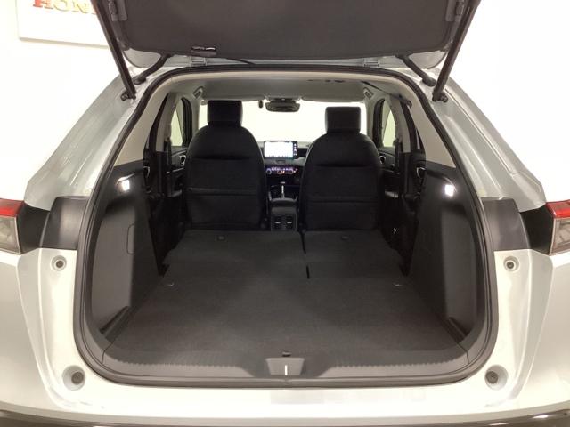 リアシートの背もたれは女性でも容易にシートアレンジが出来るように設定しており、ワンアクションで倒すことも起こすことも可能です。後部座席すべてをフラットな状態にも出来ます。