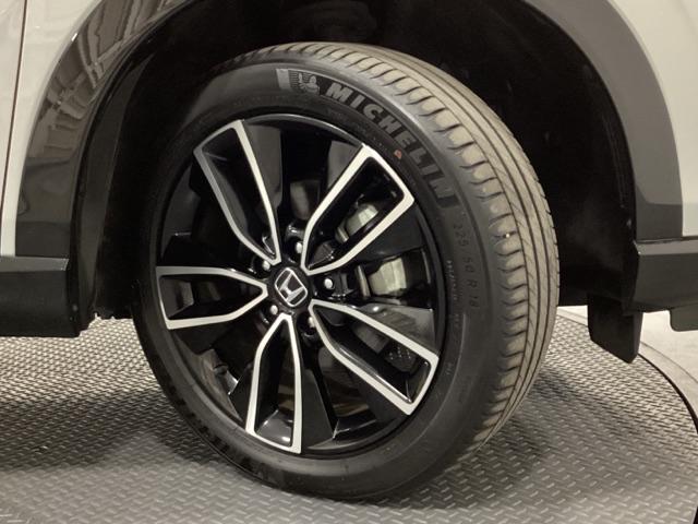 精悍なデザインの純正アルミホイールを装備しています。足元を引き立てて、美しいボディラインを一層引き締めてくれています。