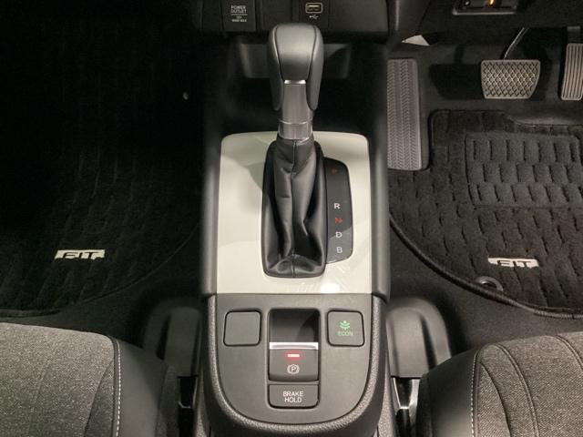 フィット e:HEVホーム 中古スタッドレスタイヤ、純正メモリーナビ、ドライブレコーダー前後装着+ETC付 当社デモカー 前後誤発進抑制機能 クリソナ 助手席エアバッグ 運転席エアバッグ 1オナ アイドリングストップ USB接続(11枚目)