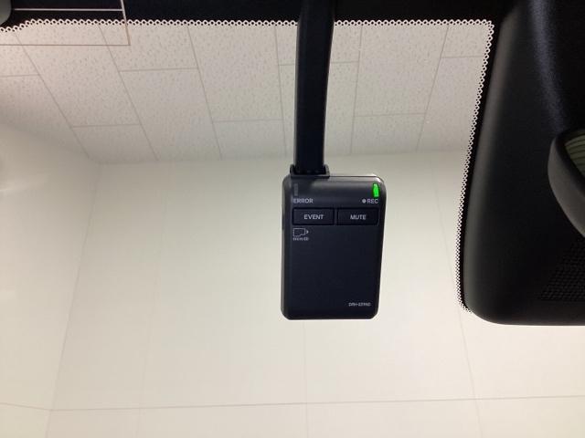 フィット e:HEVホーム 中古スタッドレスタイヤ、純正メモリーナビ、ドライブレコーダー前後装着+ETC付 当社デモカー 前後誤発進抑制機能 クリソナ 助手席エアバッグ 運転席エアバッグ 1オナ アイドリングストップ USB接続(18枚目)