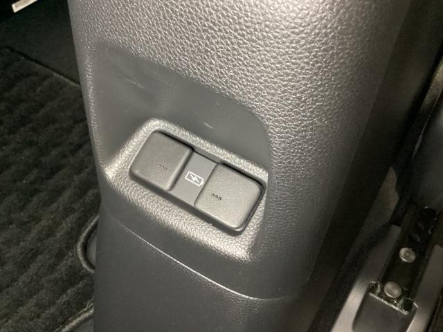 フィット e:HEVホーム 中古スタッドレスタイヤ、純正メモリーナビ、ドライブレコーダー前後装着+ETC付 当社デモカー 前後誤発進抑制機能 クリソナ 助手席エアバッグ 運転席エアバッグ 1オナ アイドリングストップ USB接続(22枚目)