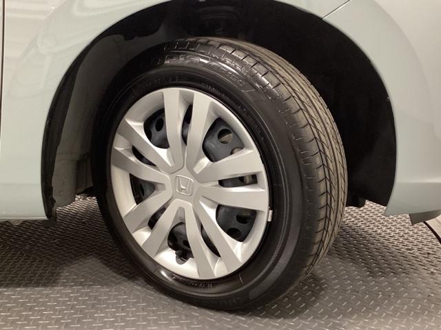 フィット e:HEVホーム 中古スタッドレスタイヤ、純正メモリーナビ、ドライブレコーダー前後装着+ETC付 当社デモカー 前後誤発進抑制機能 クリソナ 助手席エアバッグ 運転席エアバッグ 1オナ アイドリングストップ USB接続(27枚目)