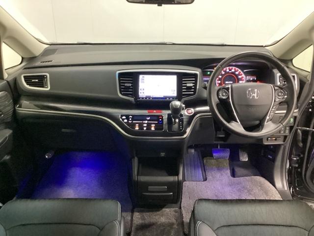 車内は光触媒抗菌消臭施工済です。インパネ周りはスタイリッシュなデザインです。グローブボックスやカップホルダーのほかにトレーなどたくさんの収納スペースが付いています。