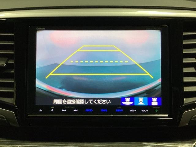 バックでの車庫入れも安心です！　リアカメラが付いているバックモニター付のナビを装備しております。操作線もついており距離感も画面から確認できます。