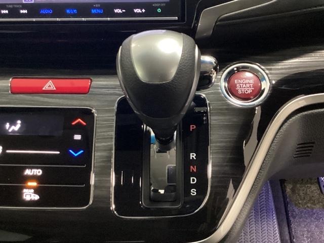 ＣＶＴ車のセレクトレバーです。低速から高速まで、変速ショックのないスムーズな走りを実現するとともに、エンジン効率のよい領域を維持することで燃費にも貢献します。